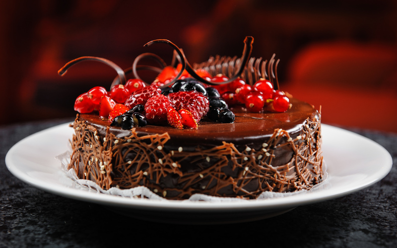 Шоколадный кекс и ягоды. Все просто.