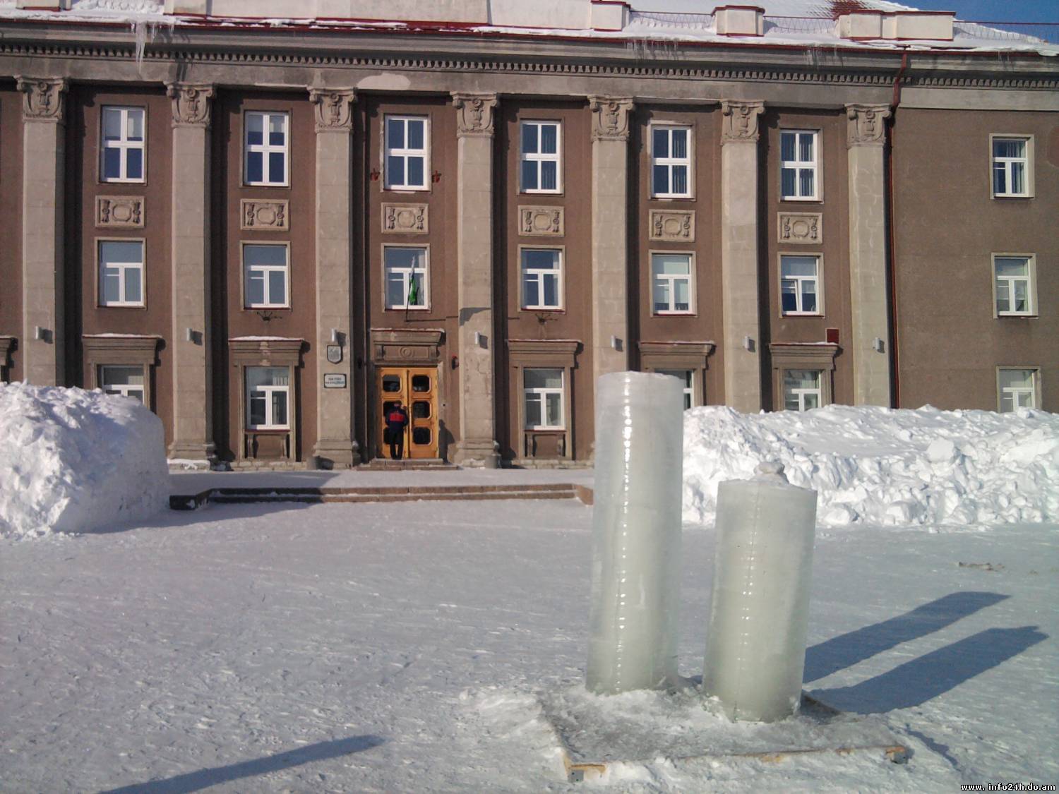 Йыхвинскую площадь украшают ледяные столбы
